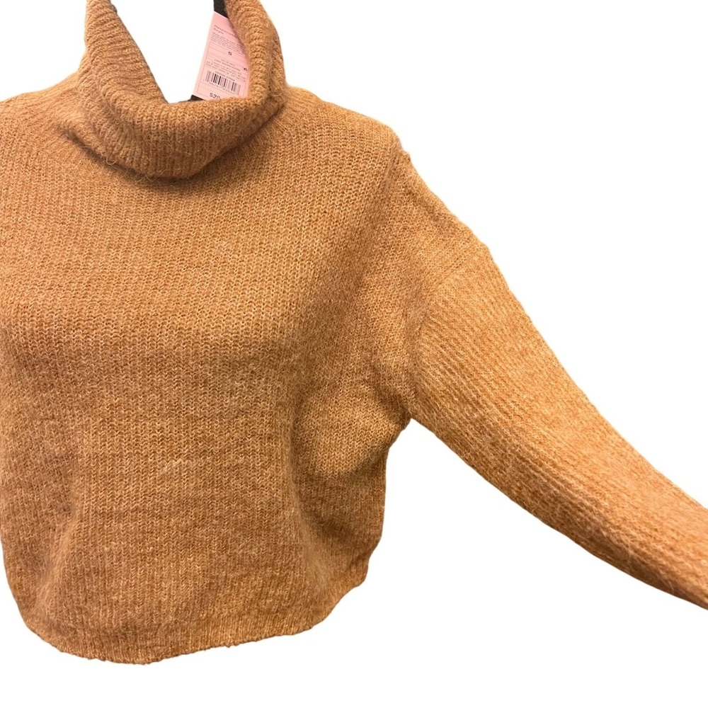 Modern Minimalist Ribbed Cropped Sweater - Picture 5 of 5